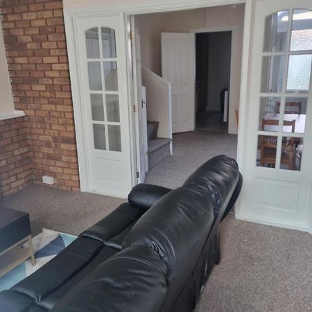Cheerful 3-Bedroom House Brierley Hill Exterior photo
