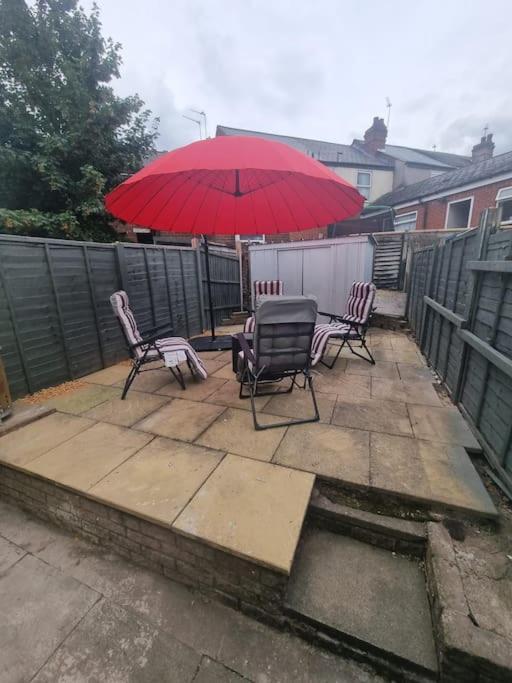 Cheerful 3-Bedroom House Brierley Hill Exterior photo